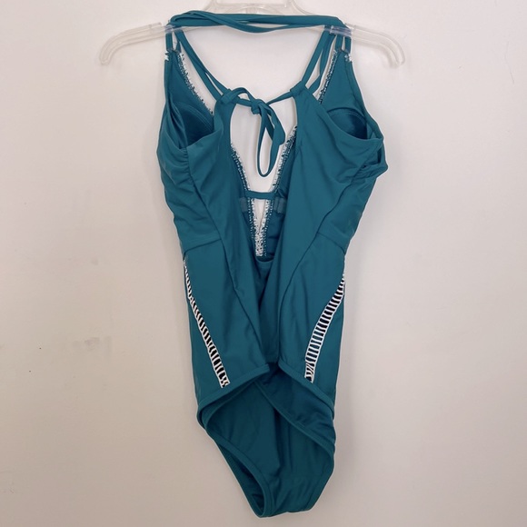 ⭐️ 2/$10 VINTAGE BLUE/GREEN ONE PIECE SWIMSUIT~WHITE CROCHET DETAIL~SZ 16/18 - Picture 2 of 8